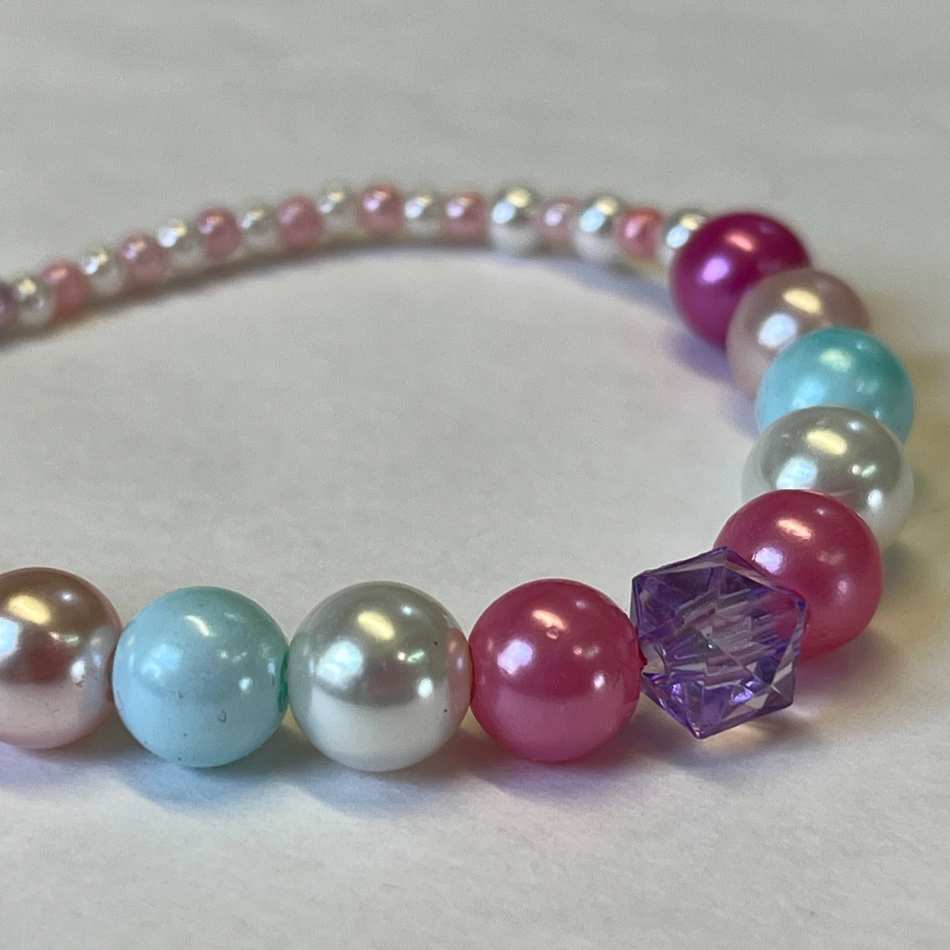 Beaded bracelet with multicolored beads